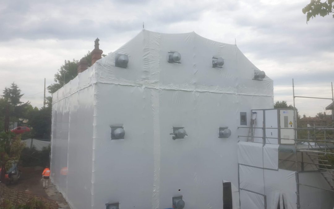 Comment traiter une façade amiantée avec des solutions de confinement ?